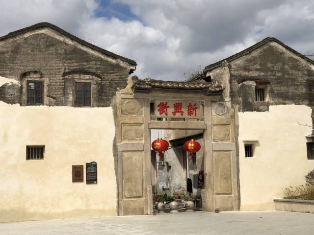 新兴街。（受访者供图）